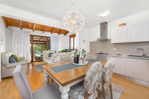 Villa | Privat køkken | Kaffe-/temaskine, højstol