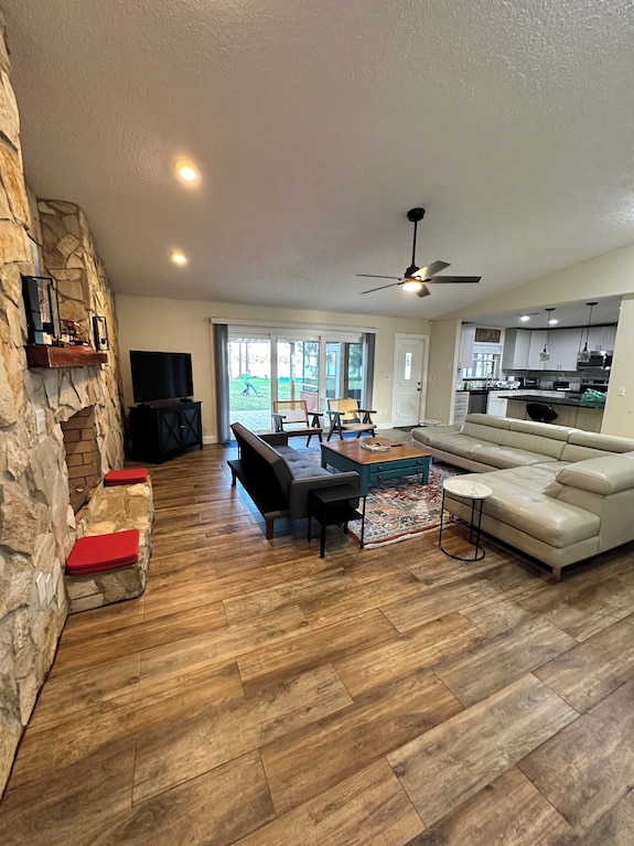 Peaceful Lakefront Home! - Land O' Lakes, FL