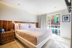 2 bedrooms, iron/ironing board, internet, bed sheets