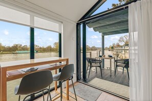 1 bedroom - Ondine Houseboat on the Thames - From 160 Per Night (Henley-on-Thames)