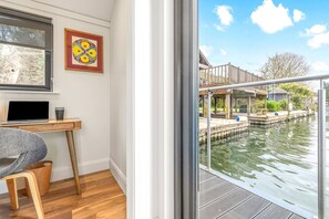 1 bedroom - Ondine Houseboat on the Thames - From 160 Per Night (Henley-on-Thames)
