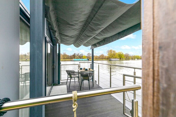 1 bedroom - Ondine Houseboat on the Thames - From 160 Per Night (Henley-on-Thames)