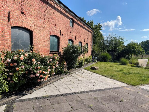 Ruhige, großzüge und  lichtdurchflutete Ferienwohnung/Loft
mit großem Hofgarten