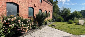 Ruhige, großzüge und  lichtdurchflutete Ferienwohnung/Loft
mit großem Hofgarten