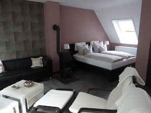 1 bedroom, free WiFi, bed sheets - Quiet, spacious and light-flooded apartment/loft with large courtyard garden (Buchholz)