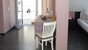 Ein stilvoller Wohnbereich mit Essbereich, einer Couch und Blick durch eine Glastür.