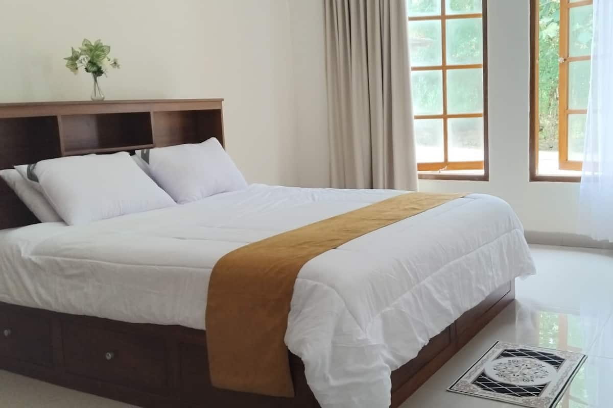 Desk, laptop workspace, free WiFi, bed sheets