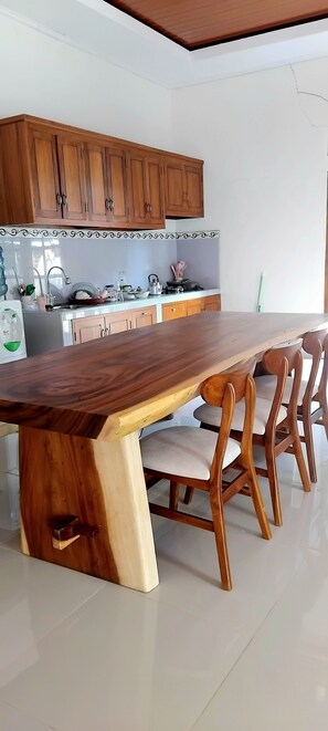 Refrigerador, microondas, utensilios de cocina, mesa de comedor