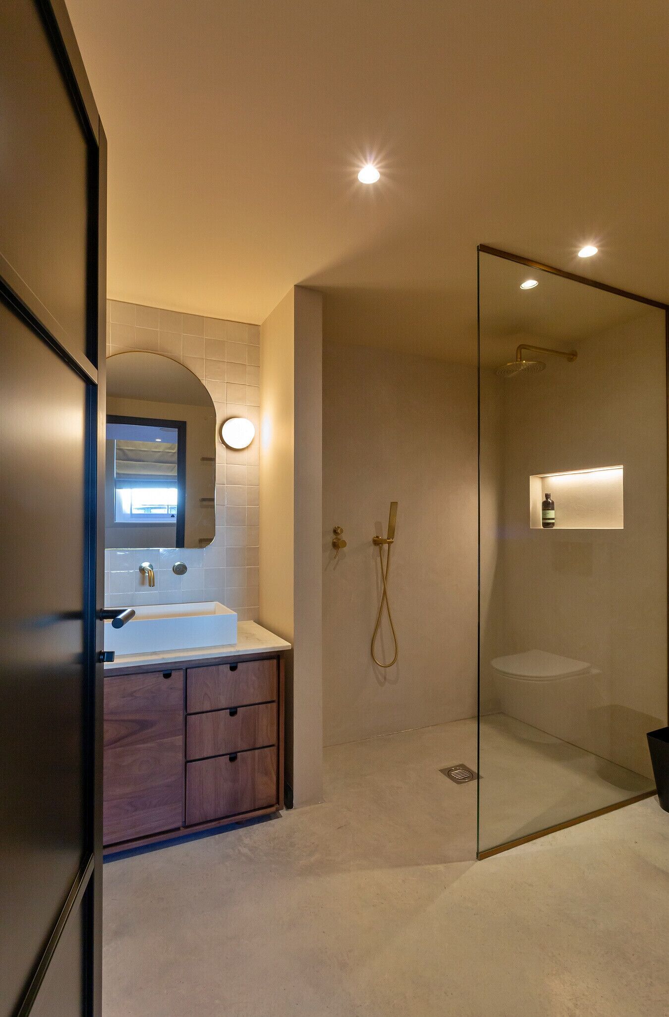 Dusj, hårføner og håndklær