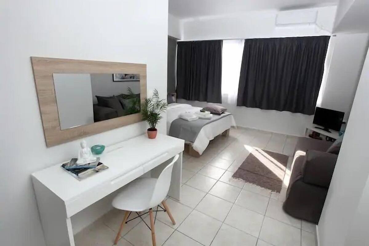 Laptop workspace, blackout curtains, iron/ironing board, free WiFi