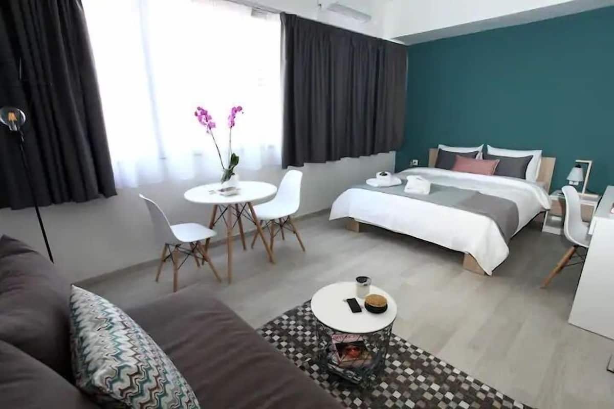 Laptop workspace, blackout curtains, iron/ironing board, free WiFi