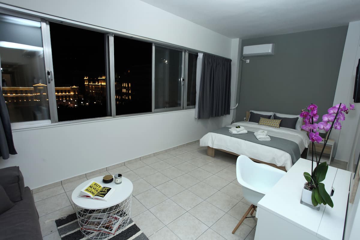 Laptop workspace, blackout curtains, iron/ironing board, free WiFi