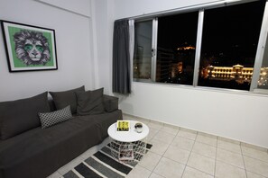 Junior Studio Suite | Laptop workspace, blackout curtains, iron/ironing board, free WiFi