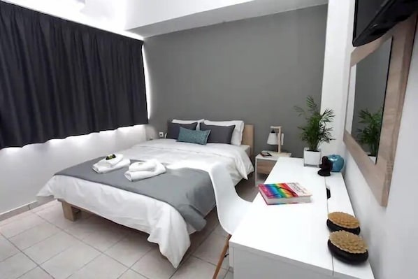 Espacio para trabajar con laptop y cortinas blackout
