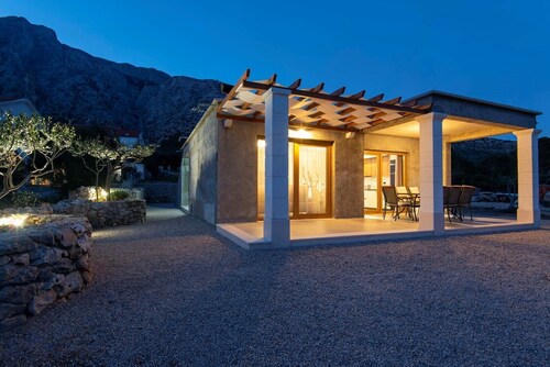 Beautiful 3-Bedroom Holiday Home with amazing sea view!