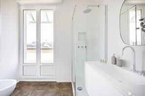 Dusche, Haartrockner, Handtücher, Seife