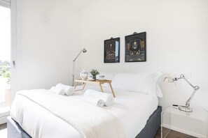 2 slaapkamers, een bureau, een strijkplank/strijkijzer, reisbedje
