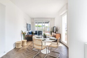 Dining - Elegant Penthouse with Perimeter Terrace and Panoramic Views in Milan (Milano)
