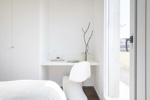 2 habitaciones, escritorio y tabla de planchar con plancha 
