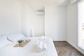 2 makuuhuonetta, työpöytä, silitysrauta/-lauta, vauvan matkasänky