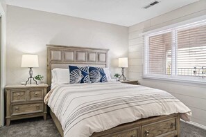 3 間睡房、書桌、熨斗/熨衫板、可攜式嬰兒床