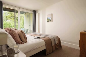 5 bedrooms, WiFi - Beaverbrook | Family Retreat + Spa + Pool Access (Somerford Keynes)