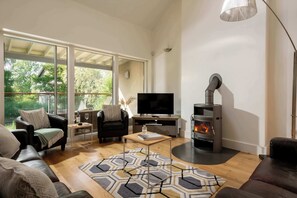 TV, offices - Beaverbrook Lodge | Family | Spa | Pool Access (Somerford Keynes)