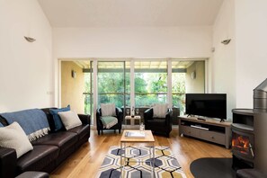 TV, offices - Beaverbrook Lodge | Family | Spa | Pool Access (Somerford Keynes)