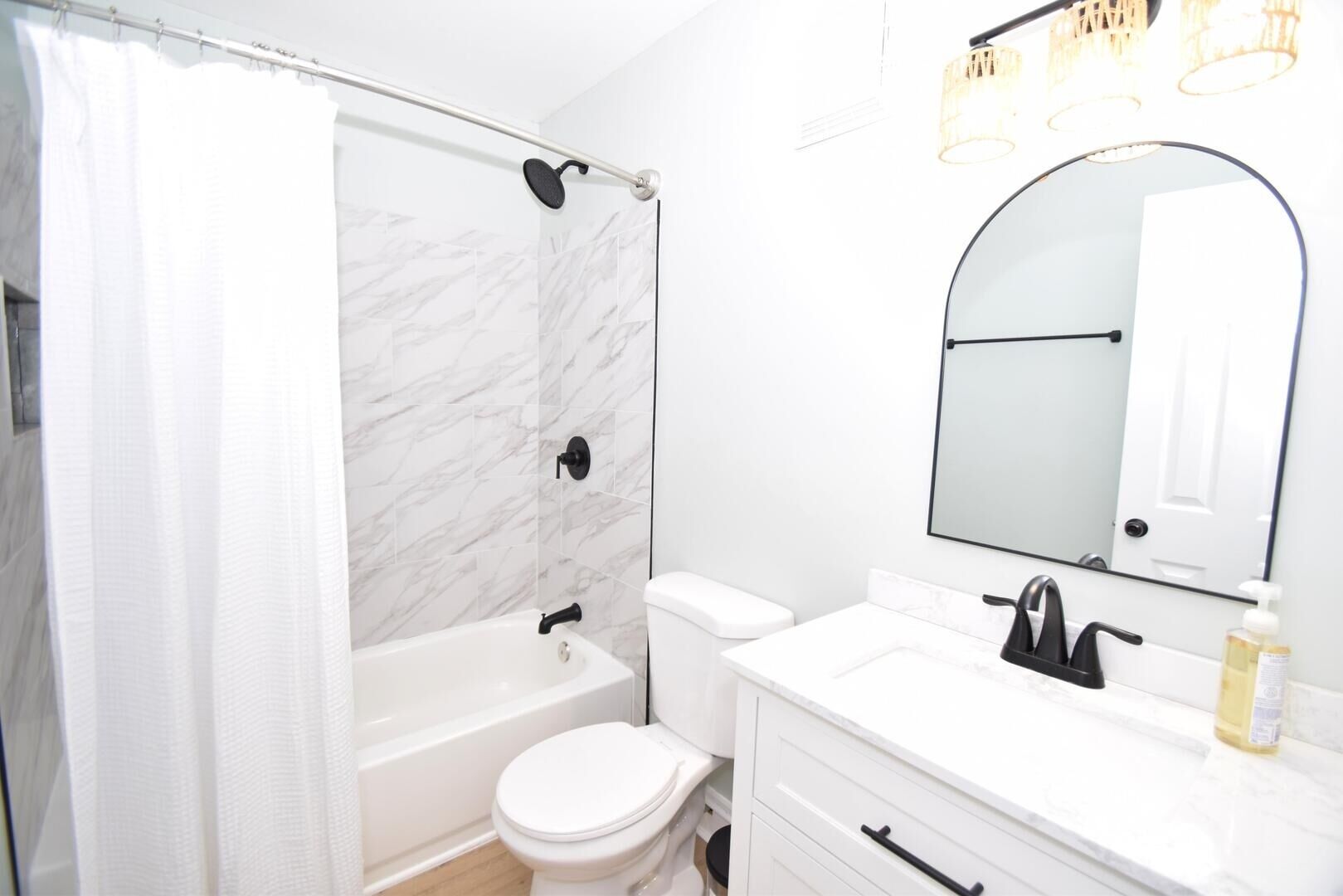Un baño con bañera, inodoro y lavabo.