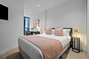 2 habitaciones, escritorio, tabla de planchar con plancha y wifi gratis 