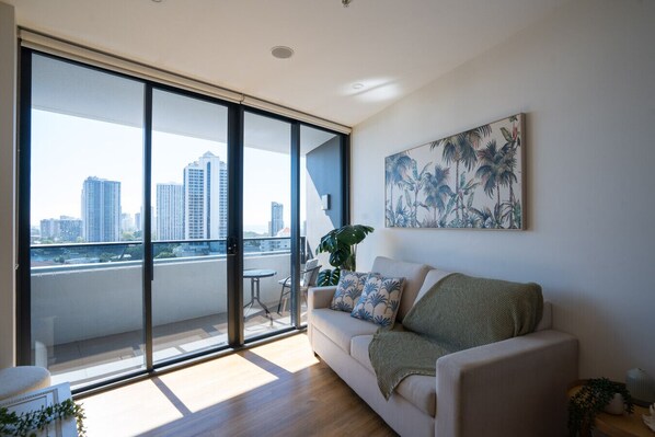 Smart TV, books - The Ruby Retreat Surfers (Surfers Paradise)