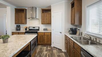 Geladeira, micro-ondas, fogão, cooktop