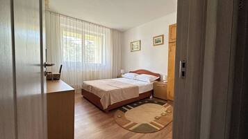 2 bedrooms, iron/ironing board, WiFi, bed sheets