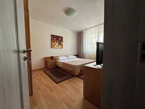 2 bedrooms, iron/ironing board, WiFi, bed sheets