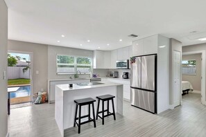 Casa, varias camas, acceso a la piscina, vistas a la piscina (Sunshine Villa) | Cocina privada | Frigorífico, microondas, horno y placa de cocina