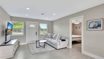 Casa, várias camas, acesso à piscina, vista para a piscina (Sunshine Villa) | Parte interna