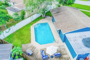 Una piscina al aire libre