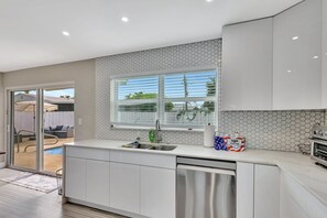 Casa, varias camas, acceso a la piscina, vistas a la piscina (Sunshine Villa) | Cocina privada | Frigorífico, microondas, horno y placa de cocina