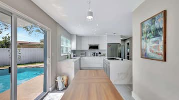 Casa, várias camas, acesso à piscina, vista para a piscina (Sunshine Villa) | Cozinha privada | Geladeira, micro-ondas, fogão, cooktop