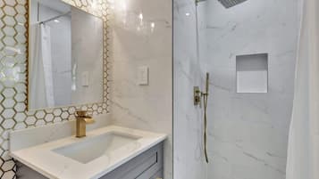 Casa, letti multipli, accesso alla piscina, vista piscina (Sunshine Villa) | Bagno | Asciugacapelli, asciugamani
