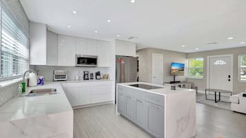 House, Multiple Beds, Pool Access, Pool View (Sunshine Villa) | Private kitchen