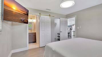 Casa, várias camas, acesso à piscina, vista para a piscina (Sunshine Villa) | 3 quartos, individualmente decorados, individualmente mobiliados