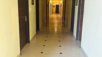 Quarto casal luxo, vista para a colina | 1 quarto, escrivaninha, espaço de trabalho para notebook, roupa de cama