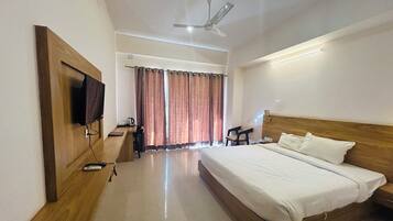 Quarto casal luxo, vista para a colina | 1 quarto, escrivaninha, espaço de trabalho para notebook, roupa de cama