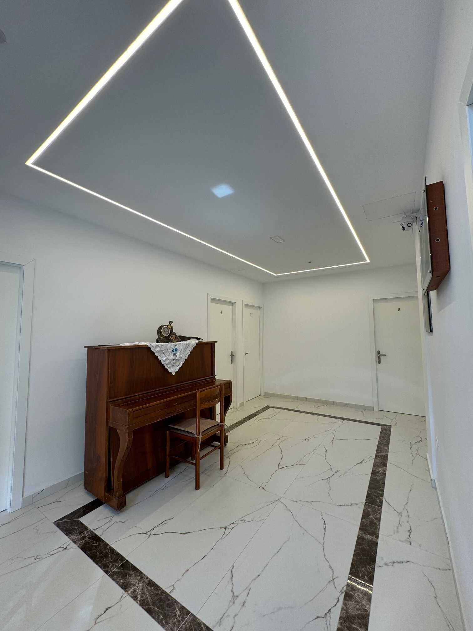 Photo - The White Troy