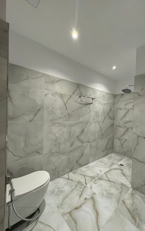 Superior tweepersoonskamer, uitzicht op de stad | Badkamer | Een douche, een regendouche, gratis toiletartikelen, een haardroger