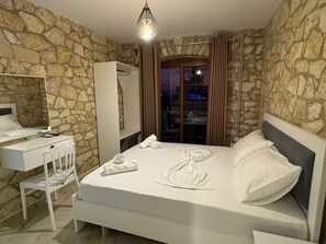 Dobbeltrom – superior, byutsikt | Blendingsgardiner, lydisolert, wi-fi (inkludert) og sengetøy