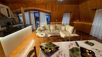 Suite familiare, vista mare | Soggiorno | Smart TV 60 cm con canali satellitari