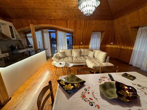 Phòng Suite dành cho gia đình, quang cảnh biển | Phòng khách | Smart TV 60-cm có truyền hình vệ tinh