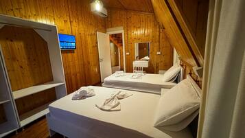 Suite familiare, vista mare | Tende oscuranti, insonorizzazione, Wi-Fi gratuito, lenzuola